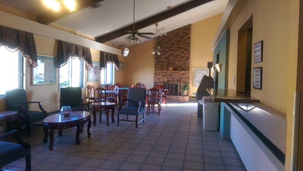 Days Inn & Suites By Wyndham Caseyville エクステリア 写真